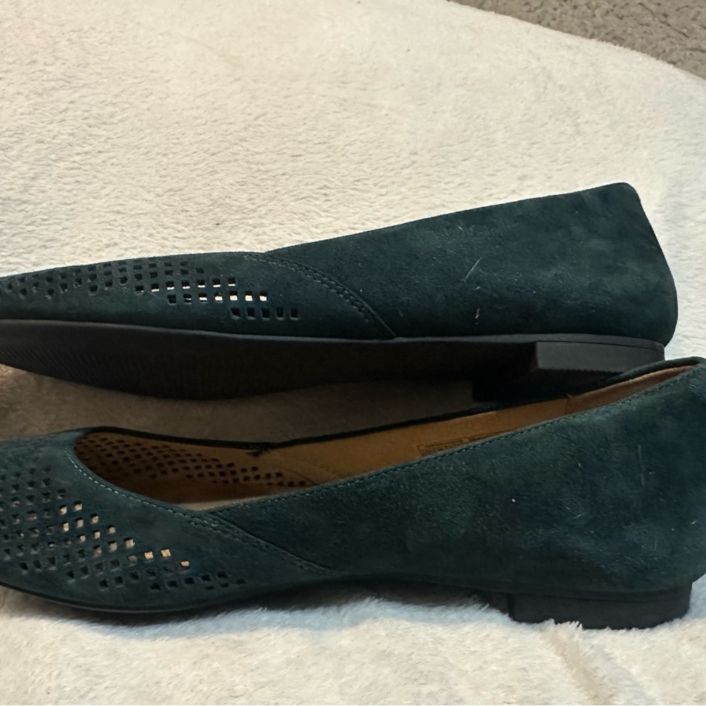 Vionic Women's Dark Green Flats (no shoe box) - Picture 2 of 9